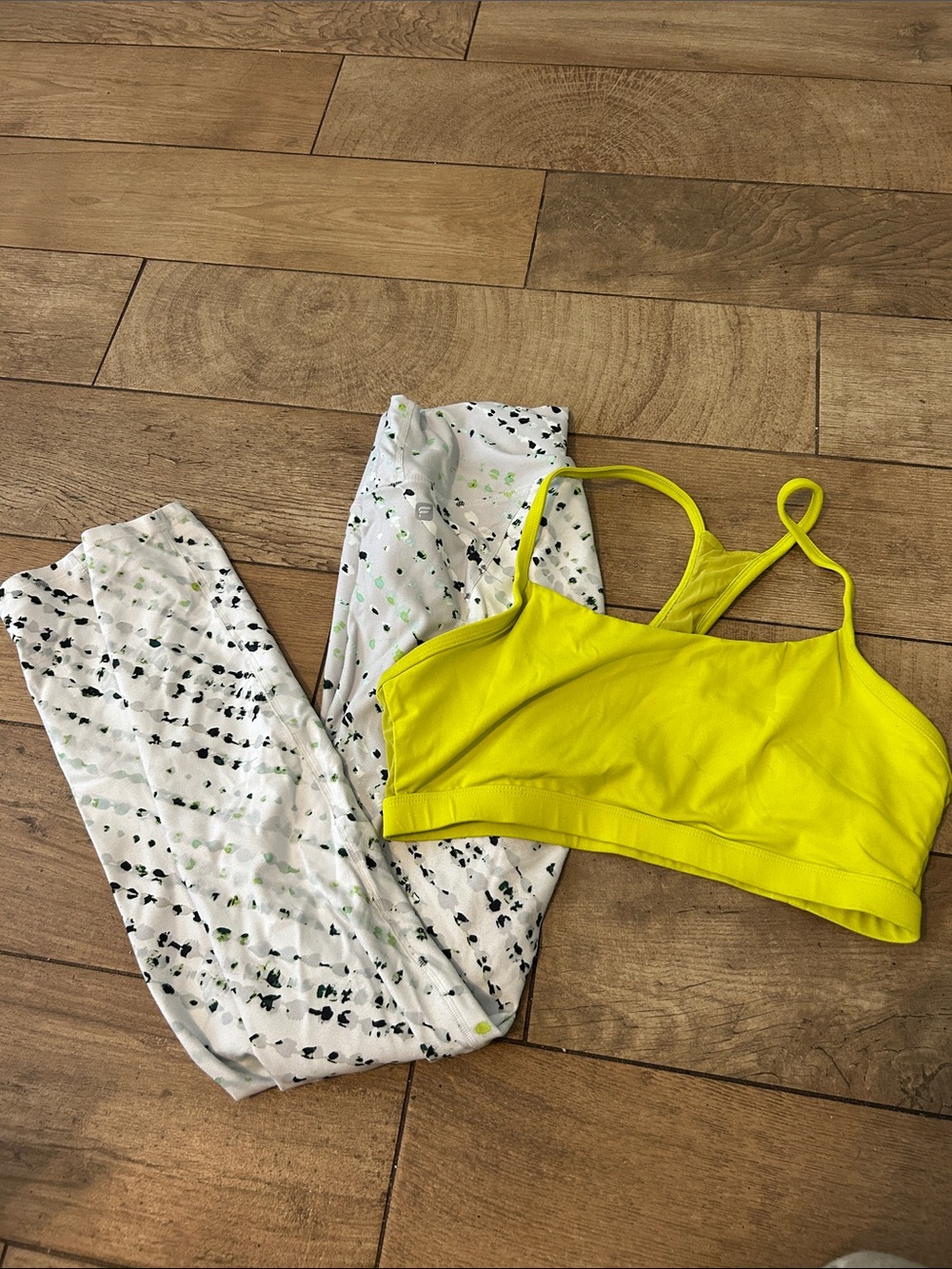Fabletics Neon Yellow Sports Bra & White Print Leggings Set Women’s M/S